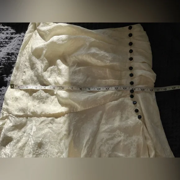 Le Fou Wilfred (Aritzia) %100 silk Tango skirt in cream - Picture 8 of 8
